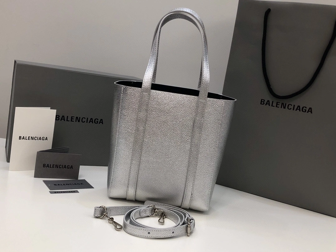 B. everyday tote item:B-B00A2428